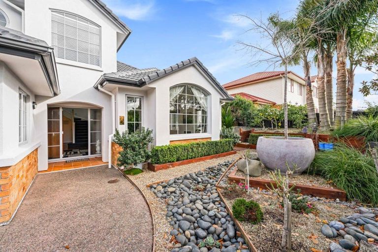 Photo of property in 52 Rising Parade, Fairview Heights, Auckland, 0632