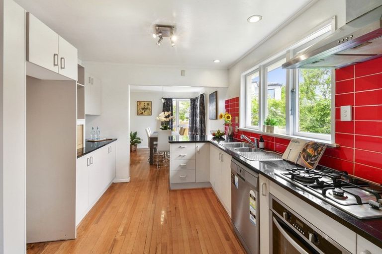Photo of property in 16 Penruddocke Road, Half Moon Bay, Auckland, 2012