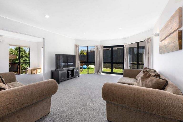 Photo of property in 6 Saunders Close, Whitby, Porirua, 5024