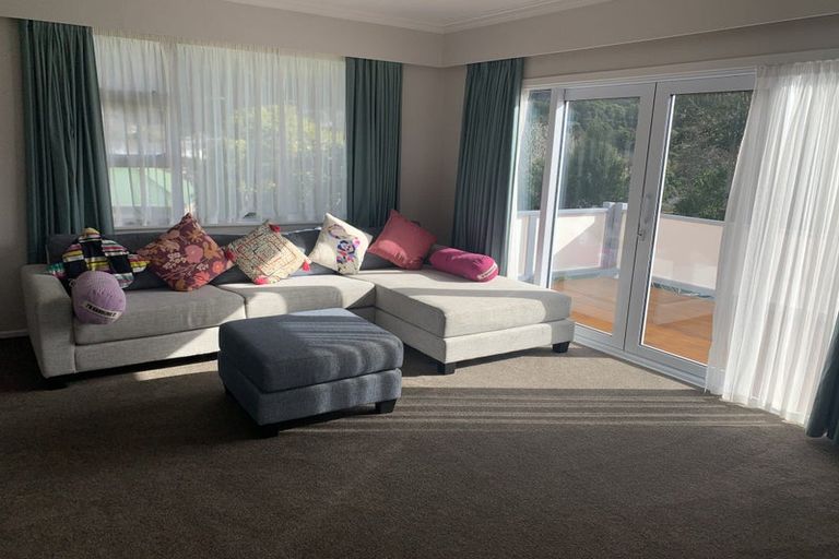 Photo of property in 6 Larsen Crescent, Tawa, Wellington, 5028