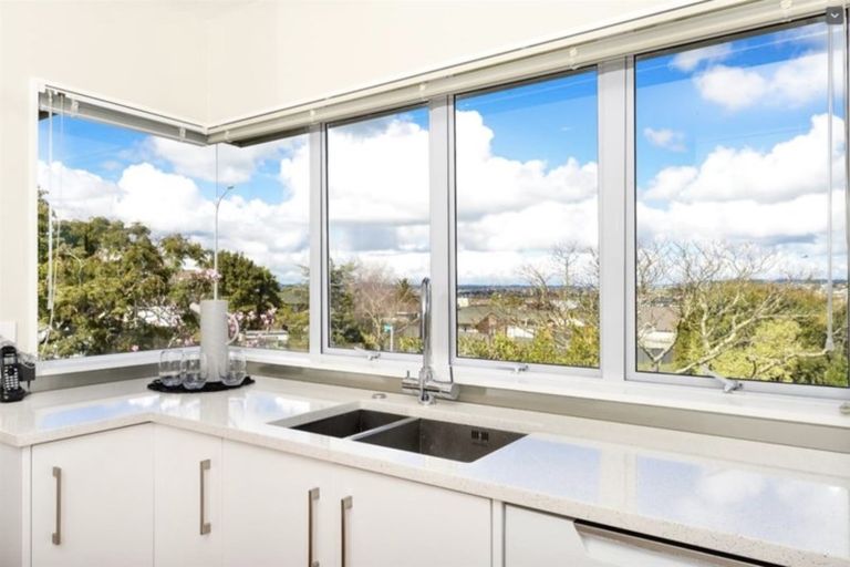 Photo of property in 1 Glucina Avenue, West Harbour, Auckland, 0618