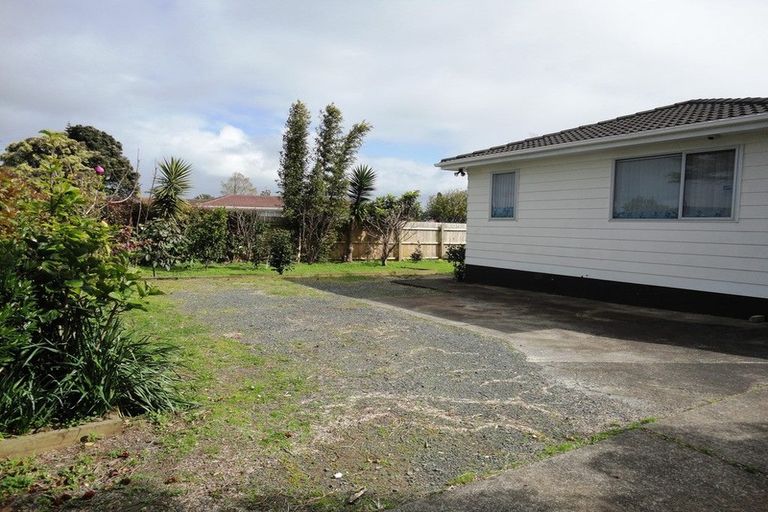Photo of property in 11 Gibbons Road, Weymouth, Auckland, 2103