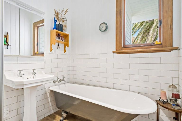 Photo of property in 34 Seaview Avenue, Northcote, Auckland, 0627