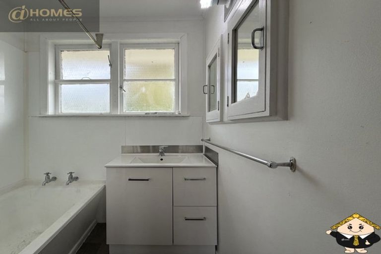 Photo of property in 17 Sheehan Road, Te Atatu South, Auckland, 0610