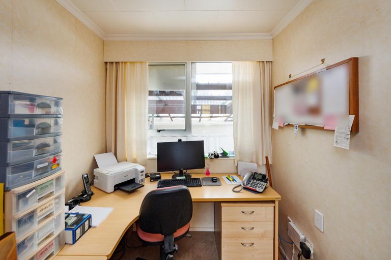 Photo of property in 15 Grange Place, Milson, Palmerston North, 4414