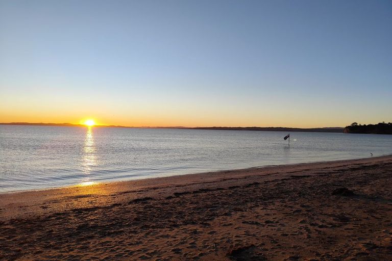 Photo of property in 20 The Esplanade, Eastern Beach, Auckland, 2012