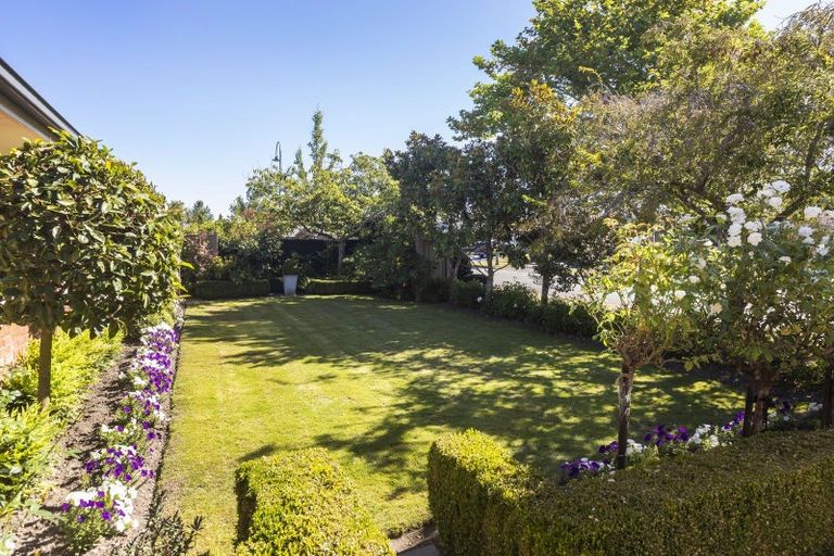 Photo of property in 10 Willowview Drive, Redwood, Christchurch, 8051