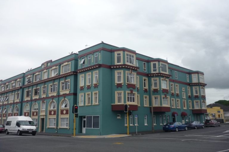 Photo of property in Devonport Apartments, 18/127 Saint Aubyn Street, New Plymouth, 4310