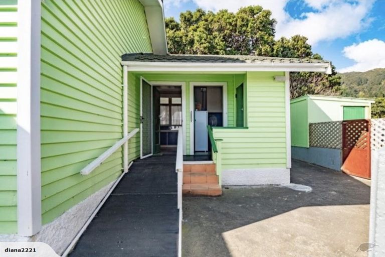 Photo of property in 3 Marine Parade, Eastbourne, Lower Hutt, 5013