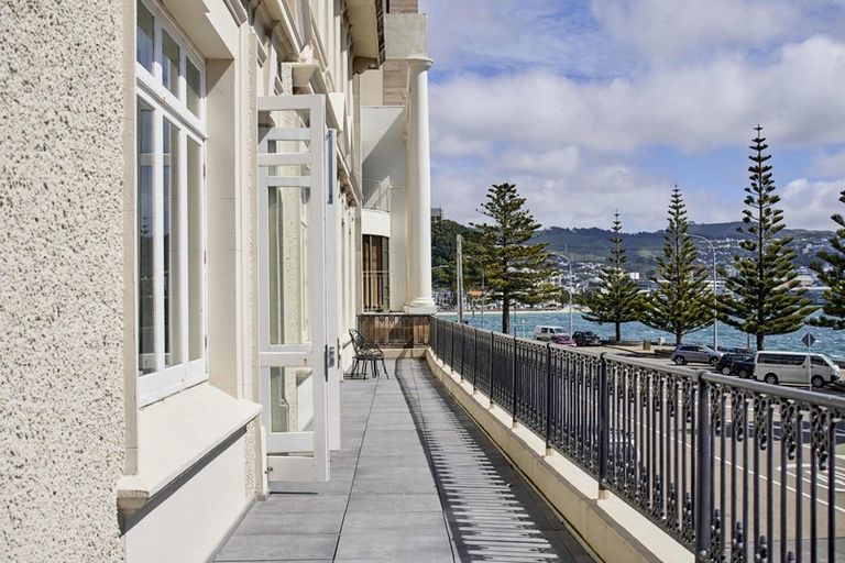 Photo of property in Orient Flats, 348 Oriental Parade, Oriental Bay, Wellington, 6011