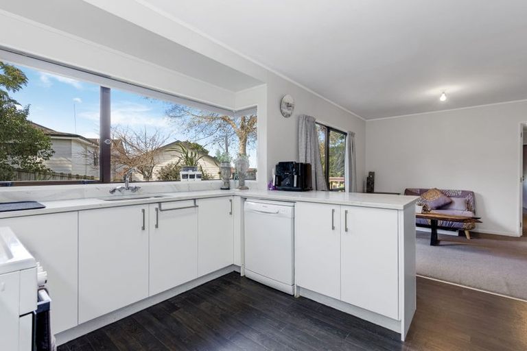 Photo of property in 5 San Bernadino Drive, Henderson, Auckland, 0612