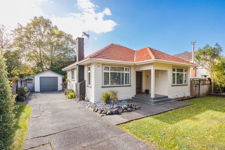 Photo of property in 27 Pahiatua Street, Hokowhitu, Palmerston North, 4410