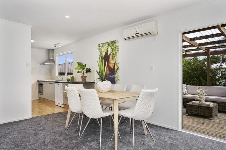 Photo of property in 18 Cottam Grove, Northcross, Auckland, 0632