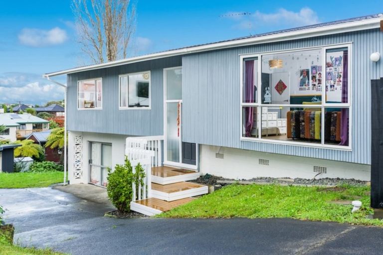 Photo of property in 71 Ravenwood Drive, Forrest Hill, Auckland, 0620