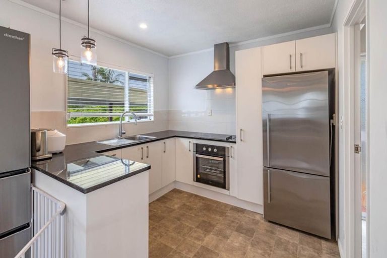 Photo of property in 2/18 Ocean View Road, Northcote, Auckland, 0627