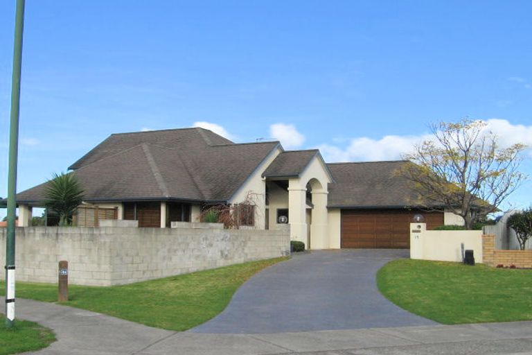 Photo of property in 15 Chalmers Close, Orewa, 0931