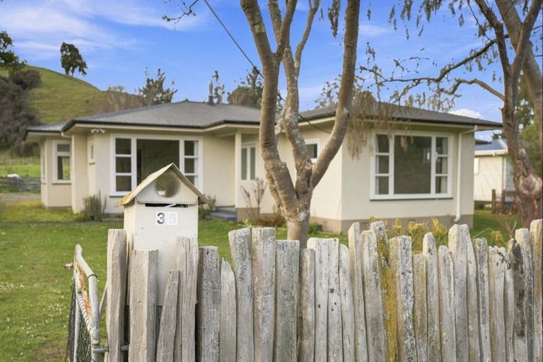 Photo of property in 36 Ongo Road, Hunterville, 4730