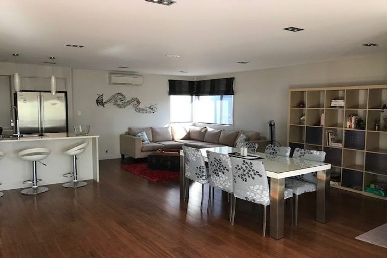 Photo of property in 87 Knights Road, Rothesay Bay, Auckland, 0630