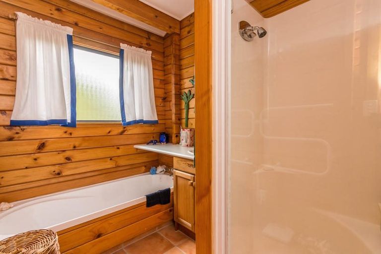 Photo of property in 15 Woodfern Crescent, Titirangi, Auckland, 0604