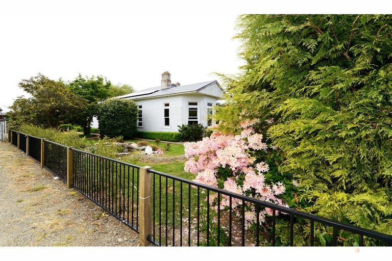 Photo of property in 66 Timaru Road, Waimate, 7924