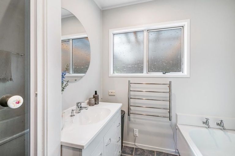 Photo of property in 8 Teviot Place, Totara Vale, Auckland, 0629