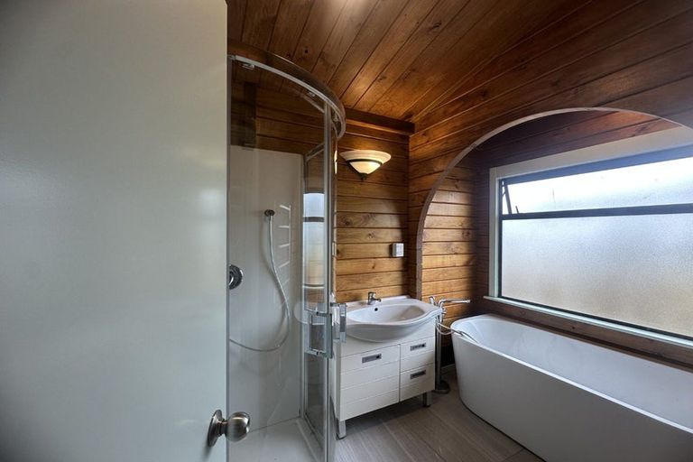 Photo of property in 137 Simpson Road, Henderson Valley, Auckland, 0614