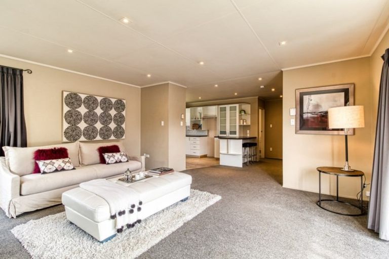 Photo of property in 1 Kaweka Place, Havelock North, 4130