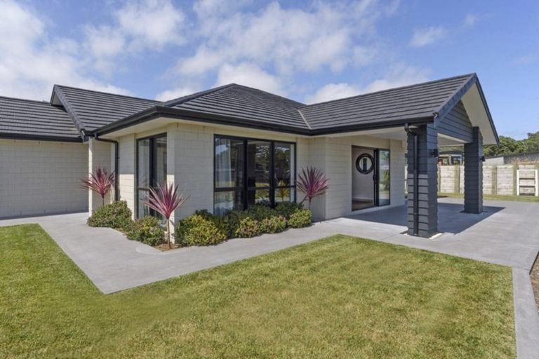 Photo of property in 2 Oakmont Crescent, Waiwhakaiho, New Plymouth, 4312