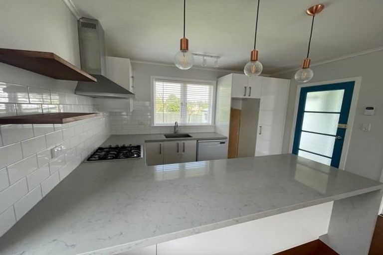 Photo of property in 60 St Leonards Road, Kelston, Auckland, 0602