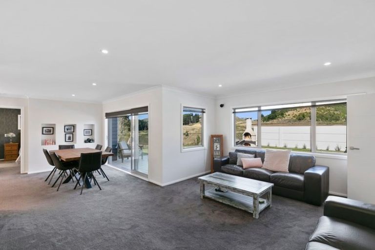 Photo of property in 90 Endeavour Drive, Whitby, Porirua, 5024