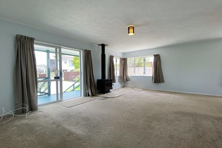 Photo of property in 2/23 Tetrarch Place, Totara Vale, Auckland, 0629