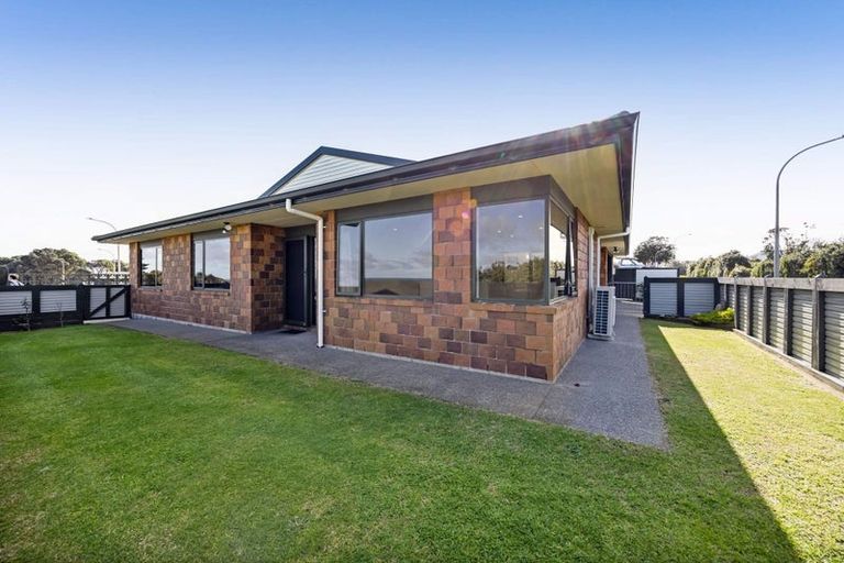 Photo of property in 2 Heaphy Road, Opunake, 4616