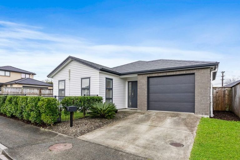 Photo of property in 11 Sauterne Road, Kumeu, 0810
