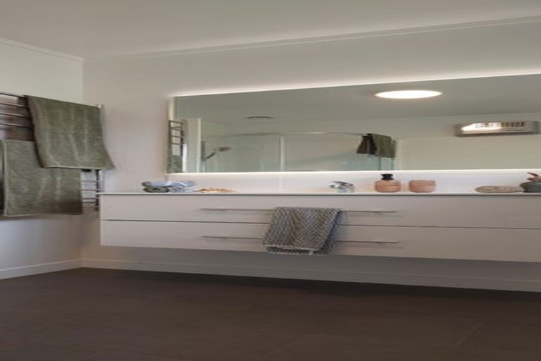 Photo of property in 24 Holdaway Avenue, Northcote, Auckland, 0627