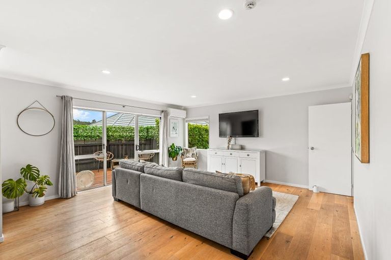 Photo of property in 2/8 Crewe Close, Albany, Auckland, 0632