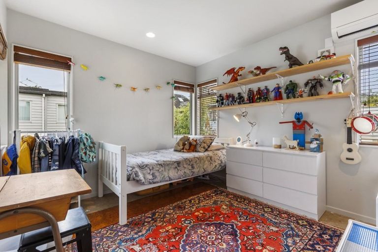 Photo of property in 2/19 Kenmure Avenue, Forrest Hill, Auckland, 0620