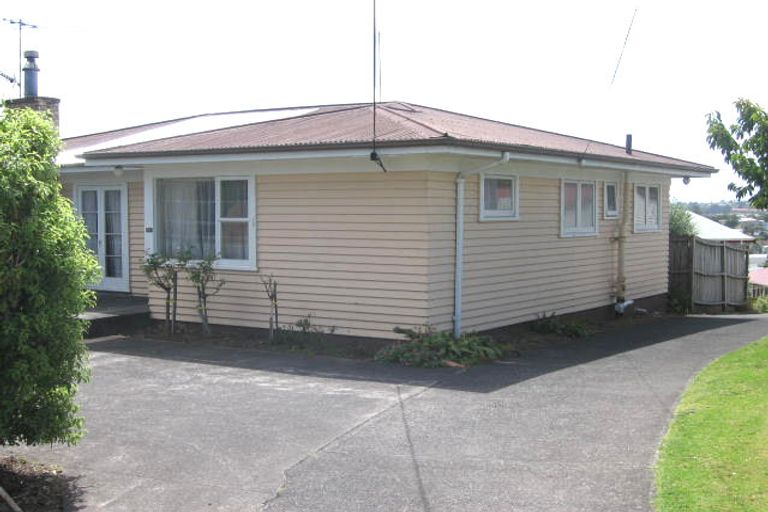 Photo of property in 2/341 Wairau Road, Totara Vale, Auckland, 0629