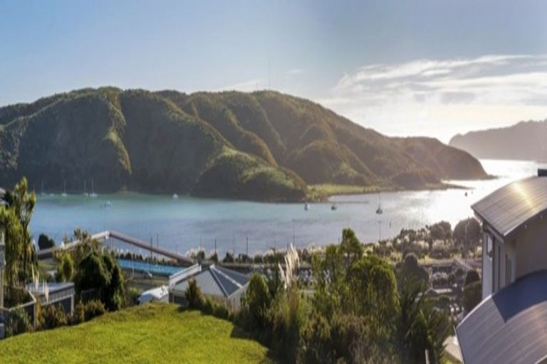 Photo of property in 13 Paremata Drive, Paremata, Porirua, 5024