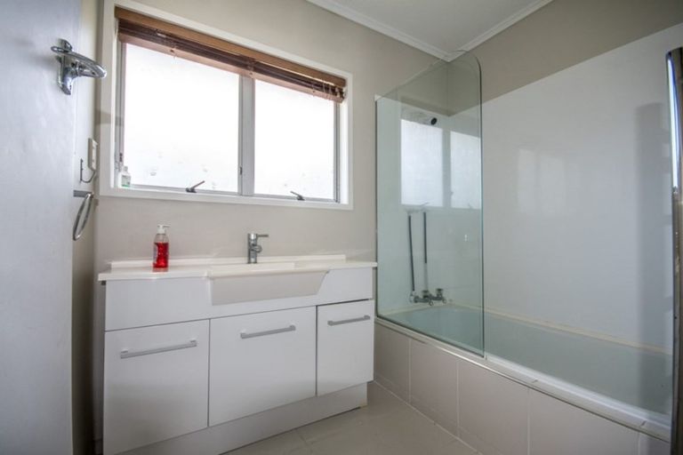 Photo of property in 8/19 Bayside Avenue, Te Atatu Peninsula, Auckland, 0610