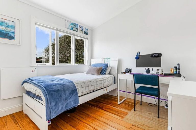 Photo of property in 41 Hanlon Crescent, Narrow Neck, Auckland, 0624