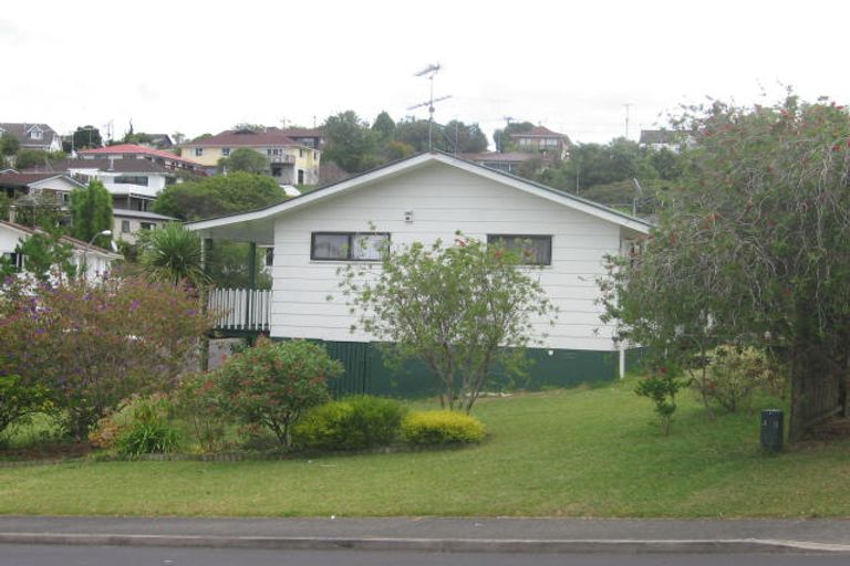 Photo of property in 2/24 Athena Drive, Totara Vale, Auckland, 0629