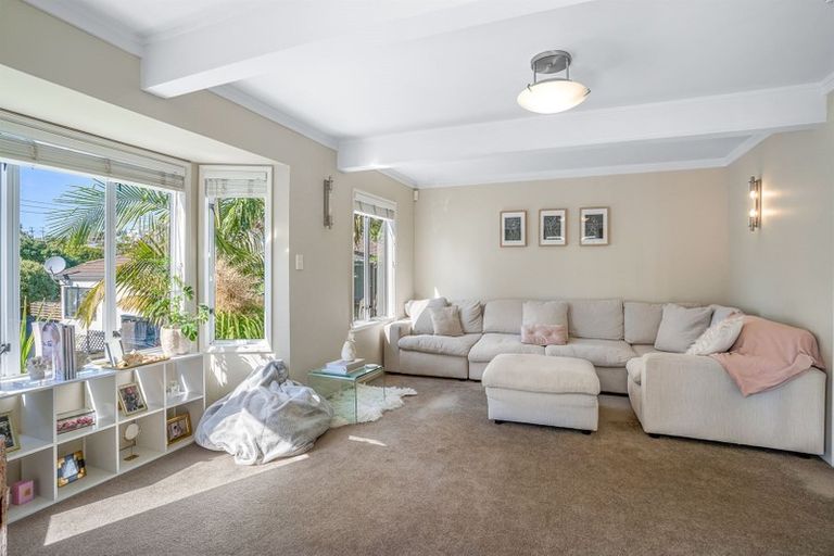 Photo of property in 1/2 Heathcote Road, Castor Bay, Auckland, 0620