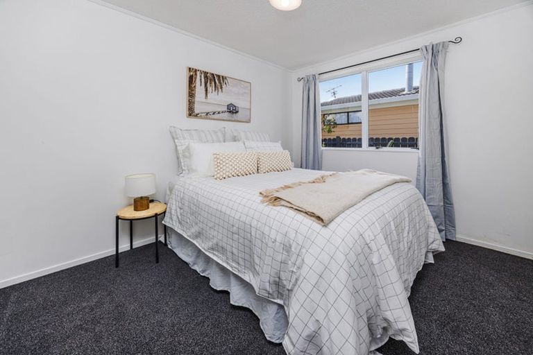 Photo of property in 1/17 Etherton Drive, Weymouth, Auckland, 2103