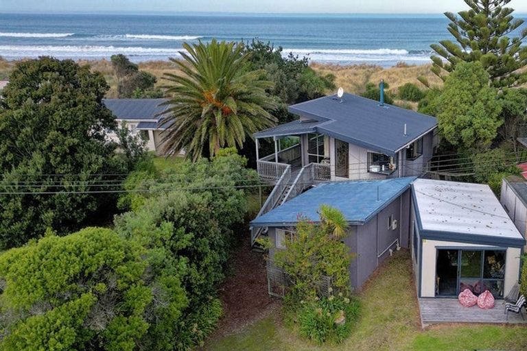Photo of property in 33 Blue Pacific Parade, Riversdale Beach, Masterton, 5872