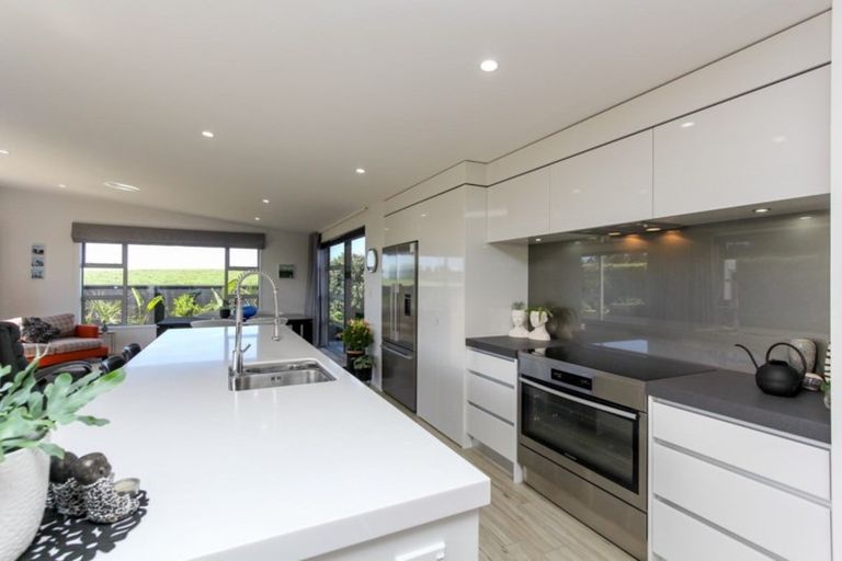 Photo of property in 18 Wentworth Lane, Waiwhakaiho, New Plymouth, 4312