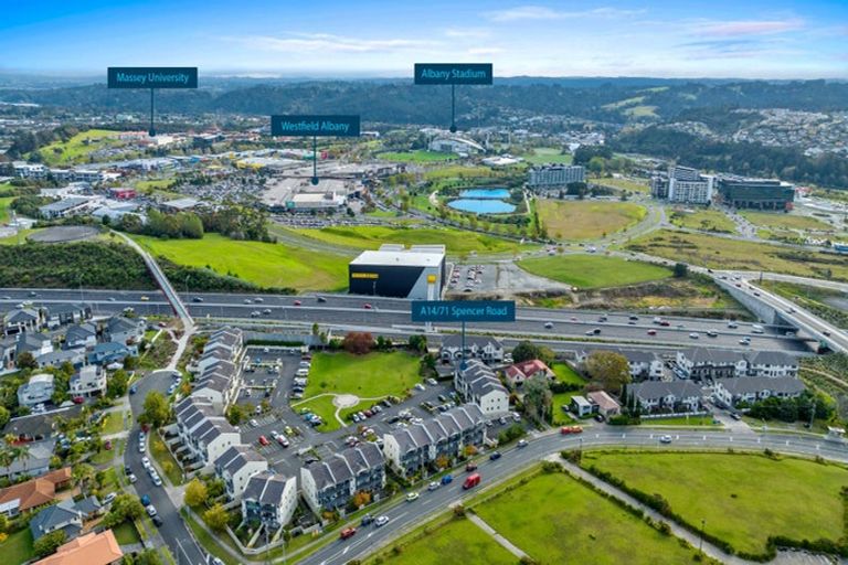 Photo of property in 14a/71 Spencer Road, Oteha, Auckland, 0632