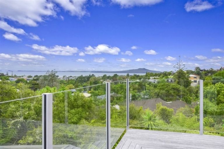 Photo of property in 1/35 Aberdeen Road, Castor Bay, Auckland, 0620