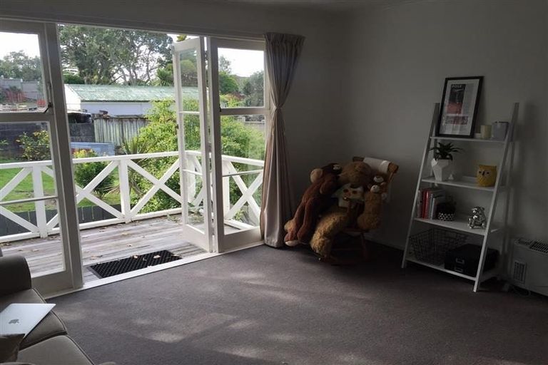 Photo of property in 2/10 William Bond Street, Stanley Point, Auckland, 0624