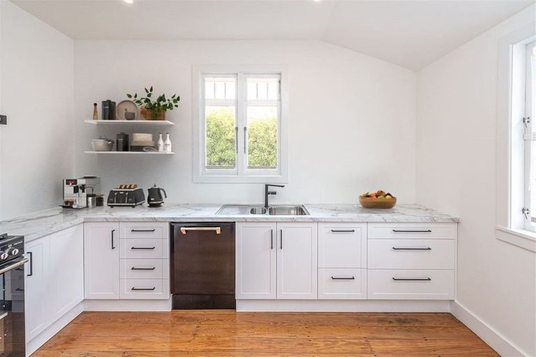 Photo of property in 10 Selwyn Crescent, College Estate, Whanganui, 4500