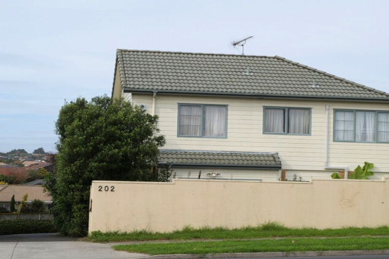 Photo of property in 2/202 Botany Road, Botany Downs, Auckland, 2010
